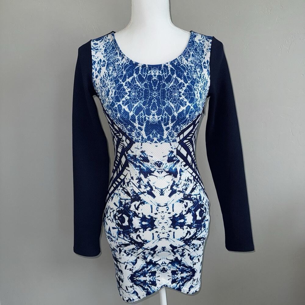 Peppermayo Woman’s Long sleeve Dress Sz 6 Blue White Abstract Asymmetrical Hem